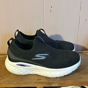 Sketchers Sz 6 Black slip on sneakers